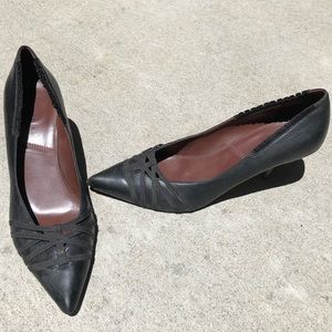 TAHARI black pumps